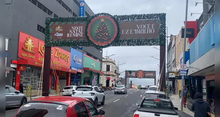 Prefeitura de Ponta Grossa inicia instalação de decorações de Natal