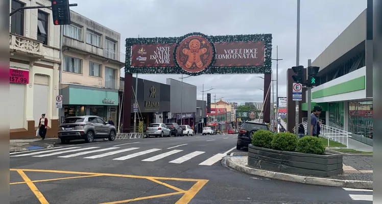 Prefeitura de Ponta Grossa inicia instalação de decorações de Natal