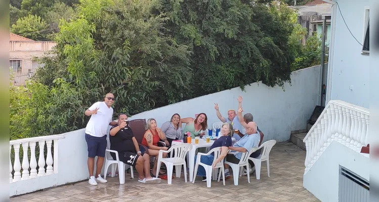 Grupo celebra mais de quatro décadas de amizade em Ponta Grossa