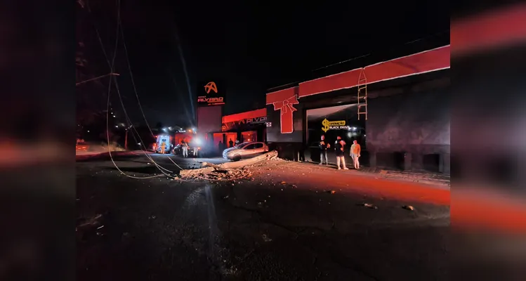 Carro derruba poste em grave acidente no Centro de Ponta Grossa