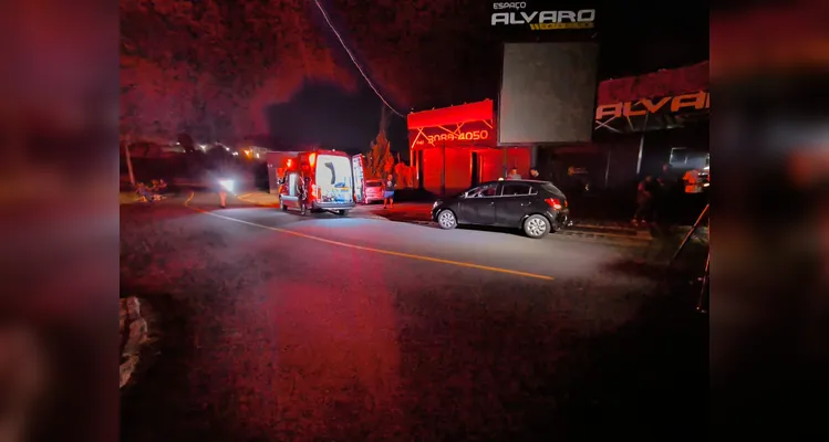 Carro derruba poste em grave acidente no Centro de Ponta Grossa