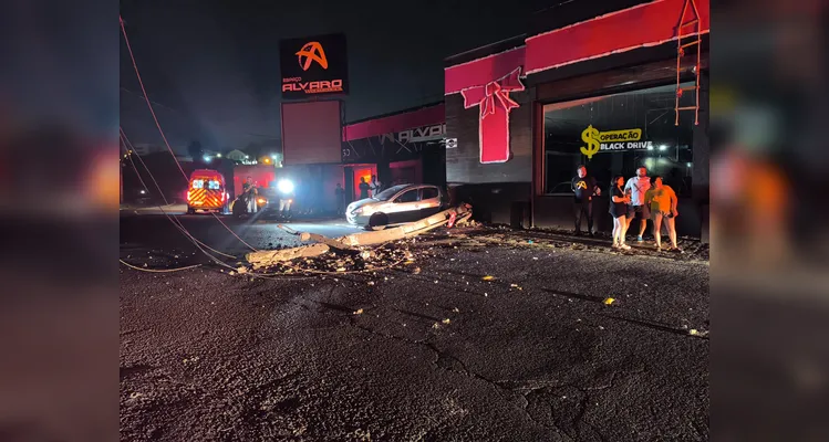 Carro derruba poste em grave acidente no Centro de Ponta Grossa