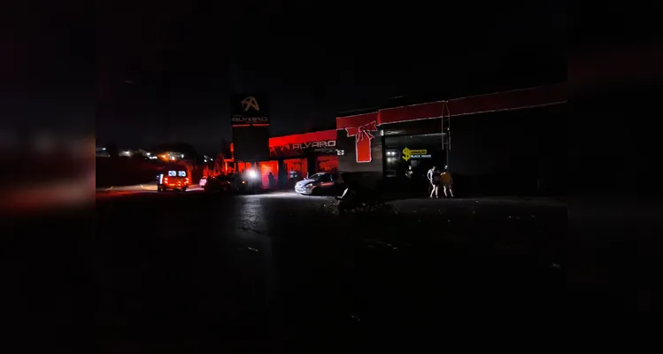 Carro derruba poste em grave acidente no Centro de Ponta Grossa