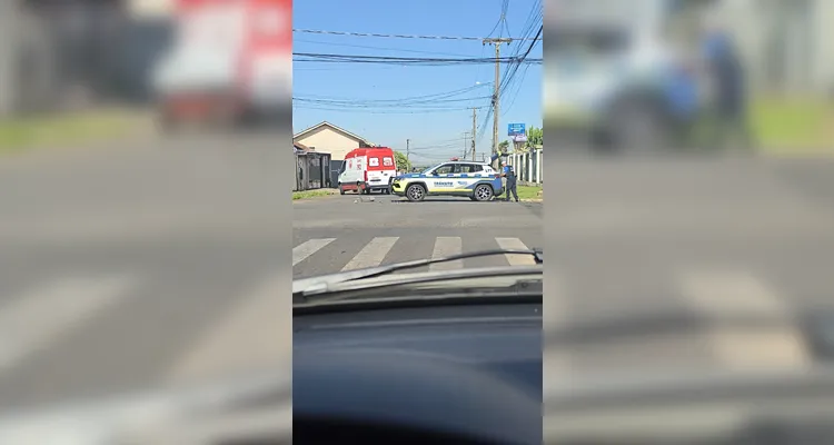 Colisão entre dois carros deixa veículo de cabeça para baixo em Ponta Grossa