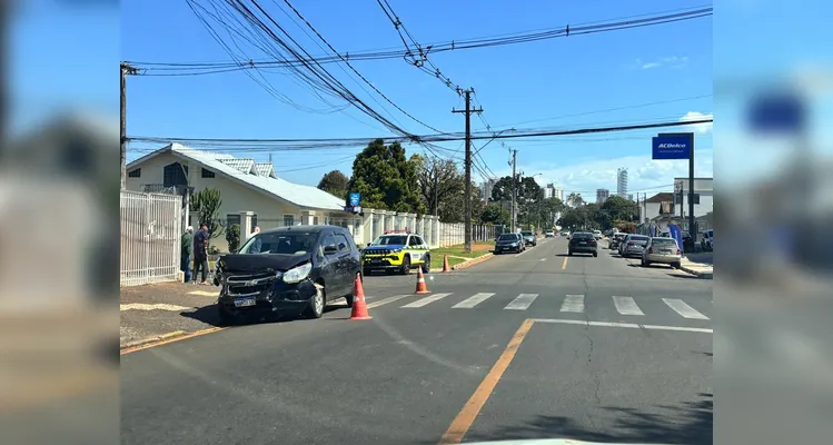 Colisão entre dois carros deixa veículo de cabeça para baixo em Ponta Grossa