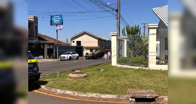 Colisão entre dois carros deixa veículo de cabeça para baixo em Ponta Grossa