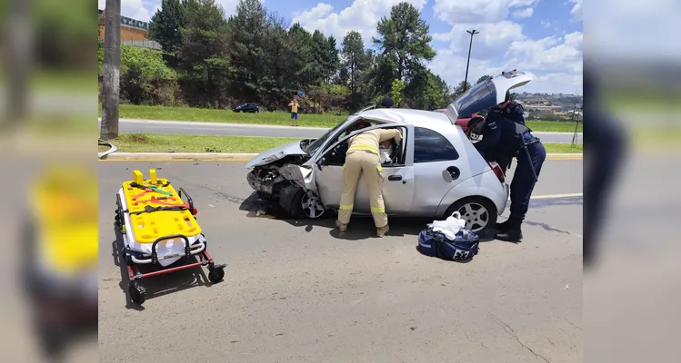Carro colide contra canteiro, atinge poste e 'roda' em avenida de Ponta Grossa