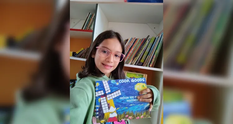 No evento de entrega dos materiais, cada aluno recebeu o seu exemplar e os familiares também estiveram presentes, assim como os representantes da Frísia Cooperativa.