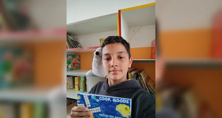 No evento de entrega dos materiais, cada aluno recebeu o seu exemplar e os familiares também estiveram presentes, assim como os representantes da Frísia Cooperativa.