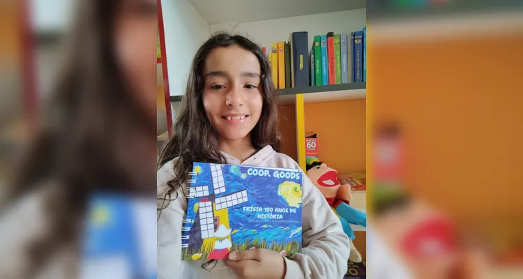 No evento de entrega dos materiais, cada aluno recebeu o seu exemplar e os familiares também estiveram presentes, assim como os representantes da Frísia Cooperativa.