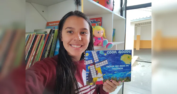 No evento de entrega dos materiais, cada aluno recebeu o seu exemplar e os familiares também estiveram presentes, assim como os representantes da Frísia Cooperativa.