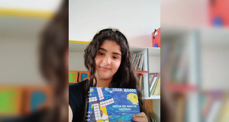 No evento de entrega dos materiais, cada aluno recebeu o seu exemplar e os familiares também estiveram presentes, assim como os representantes da Frísia Cooperativa.