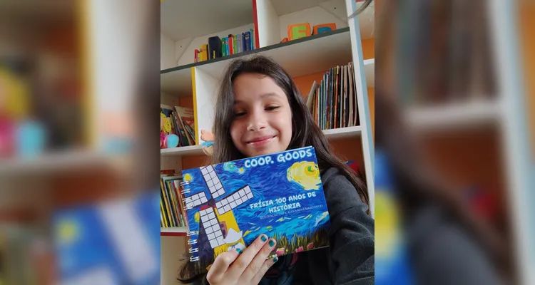 No evento de entrega dos materiais, cada aluno recebeu o seu exemplar e os familiares também estiveram presentes, assim como os representantes da Frísia Cooperativa.