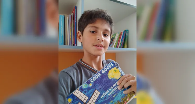 No evento de entrega dos materiais, cada aluno recebeu o seu exemplar e os familiares também estiveram presentes, assim como os representantes da Frísia Cooperativa.