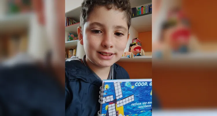 No evento de entrega dos materiais, cada aluno recebeu o seu exemplar e os familiares também estiveram presentes, assim como os representantes da Frísia Cooperativa.