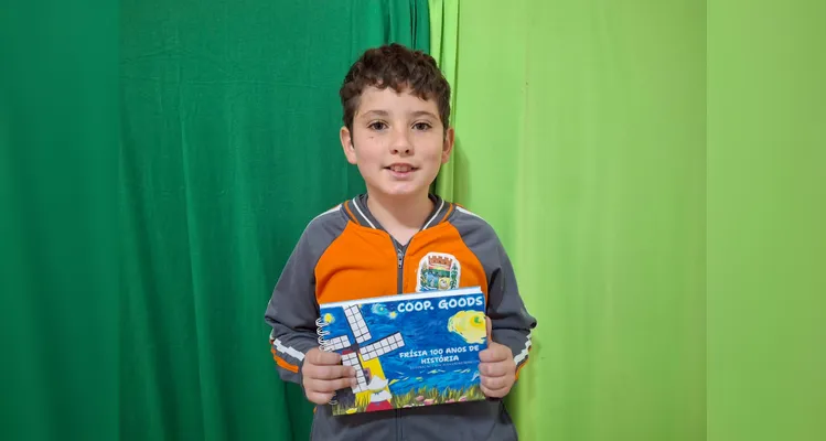 No evento de entrega dos materiais, cada aluno recebeu o seu exemplar e os familiares também estiveram presentes, assim como os representantes da Frísia Cooperativa.