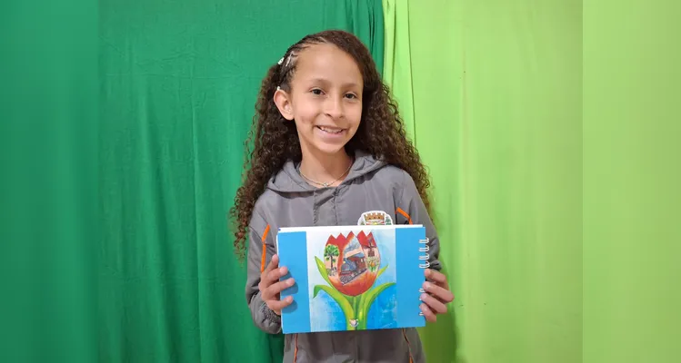 No evento de entrega dos materiais, cada aluno recebeu o seu exemplar e os familiares também estiveram presentes, assim como os representantes da Frísia Cooperativa.