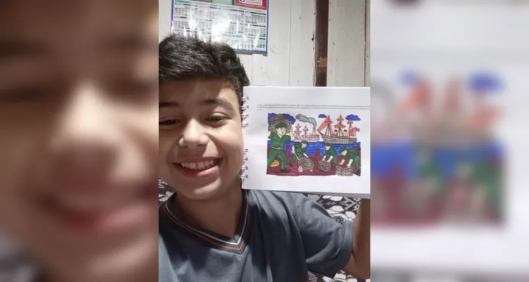 No evento de entrega dos materiais, cada aluno recebeu o seu exemplar e os familiares também estiveram presentes, assim como os representantes da Frísia Cooperativa.