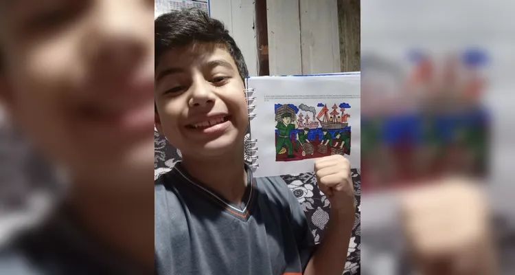 No evento de entrega dos materiais, cada aluno recebeu o seu exemplar e os familiares também estiveram presentes, assim como os representantes da Frísia Cooperativa.