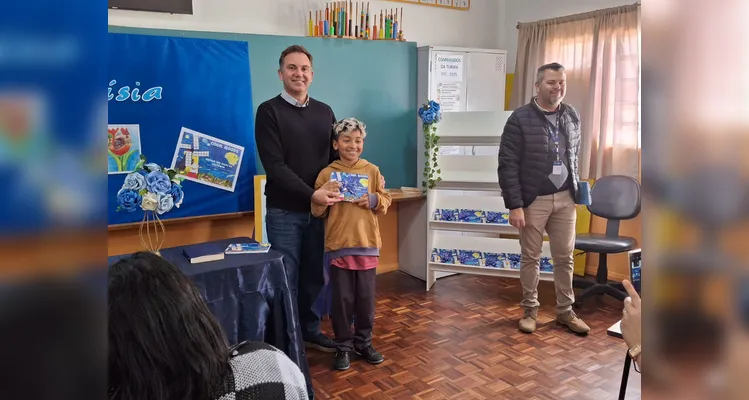 No evento de entrega dos materiais, cada aluno recebeu o seu exemplar e os familiares também estiveram presentes, assim como os representantes da Frísia Cooperativa.