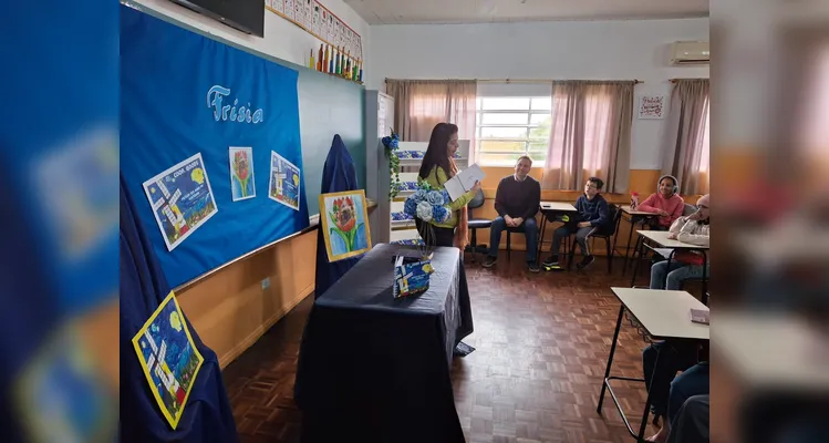 No evento de entrega dos materiais, cada aluno recebeu o seu exemplar e os familiares também estiveram presentes, assim como os representantes da Frísia Cooperativa.