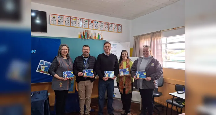 No evento de entrega dos materiais, cada aluno recebeu o seu exemplar e os familiares também estiveram presentes, assim como os representantes da Frísia Cooperativa.