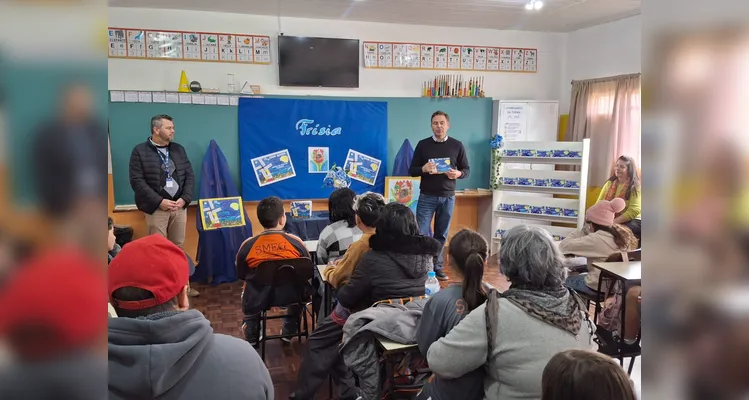No evento de entrega dos materiais, cada aluno recebeu o seu exemplar e os familiares também estiveram presentes, assim como os representantes da Frísia Cooperativa.