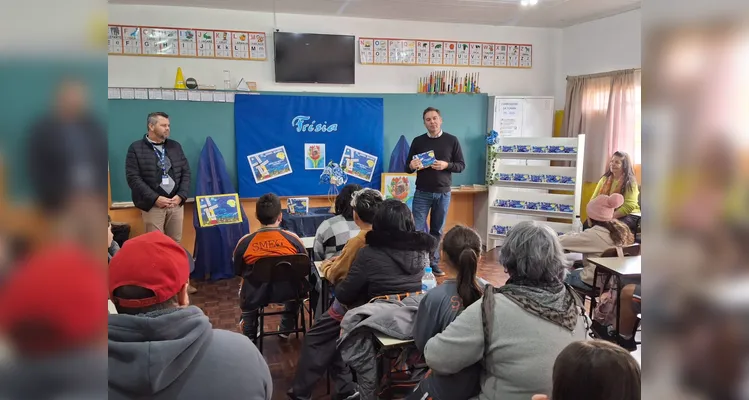 No evento de entrega dos materiais, cada aluno recebeu o seu exemplar e os familiares também estiveram presentes, assim como os representantes da Frísia Cooperativa.No evento de entrega dos materiais, cada aluno recebeu o seu exemplar e os familiares também estiveram presentes, assim como os representantes da Frísia Cooperativa.