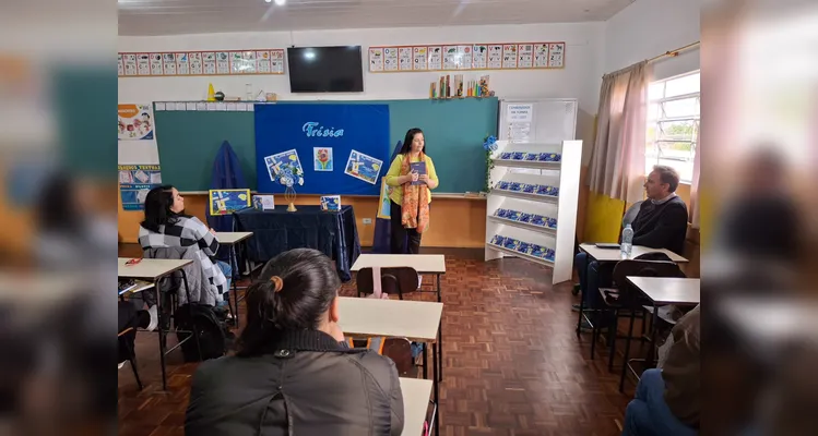 No evento de entrega dos materiais, cada aluno recebeu o seu exemplar e os familiares também estiveram presentes, assim como os representantes da Frísia Cooperativa.