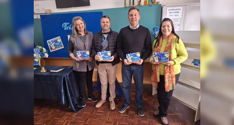 No evento de entrega dos materiais, cada aluno recebeu o seu exemplar e os familiares também estiveram presentes, assim como os representantes da Frísia Cooperativa.