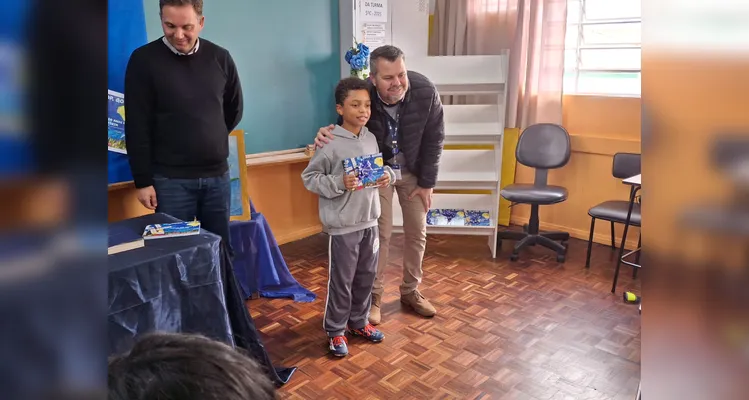 No evento de entrega dos materiais, cada aluno recebeu o seu exemplar e os familiares também estiveram presentes, assim como os representantes da Frísia Cooperativa.