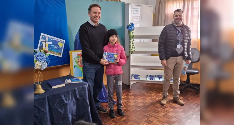 No evento de entrega dos materiais, cada aluno recebeu o seu exemplar e os familiares também estiveram presentes, assim como os representantes da Frísia Cooperativa.