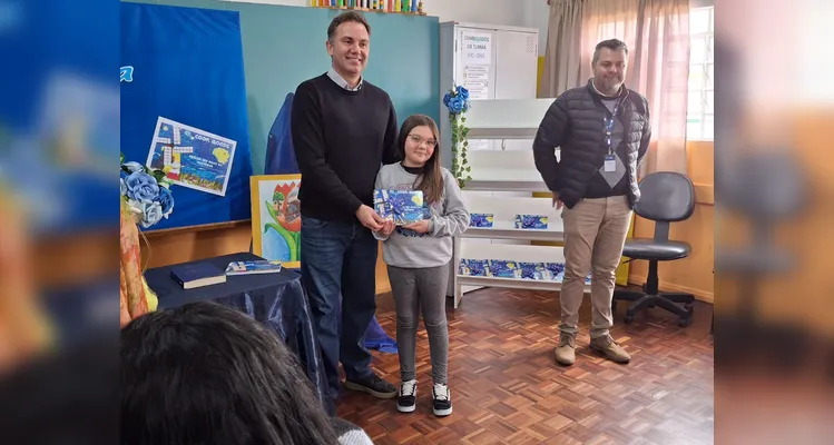 No evento de entrega dos materiais, cada aluno recebeu o seu exemplar e os familiares também estiveram presentes, assim como os representantes da Frísia Cooperativa.