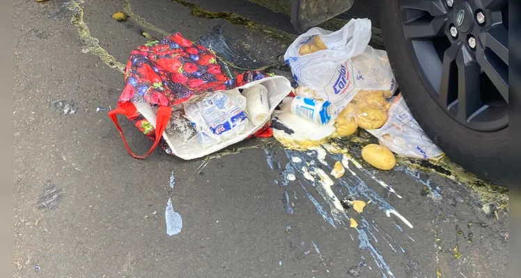 Em imagens no local, é possível ver que as compras da mulher também acabaram sendo danificadas.