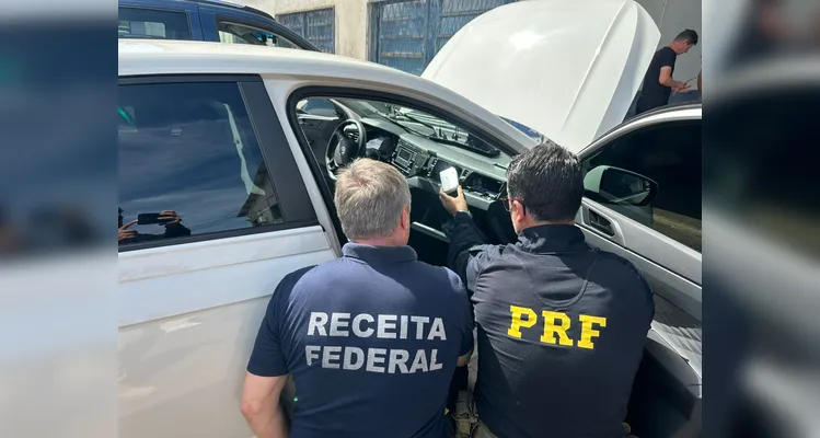 Veículo é apreendido com 297 iPhones em fundo falso na BR-277