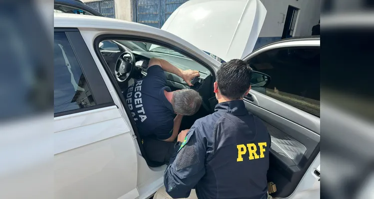 Veículo é apreendido com 297 iPhones em fundo falso na BR-277