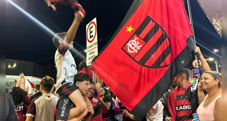 Flamenguistas lotam avenida para celebrar tetra da Libertadores