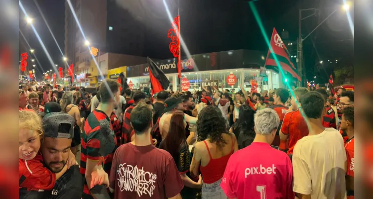 Flamenguistas lotam a 'Vicente Machado' para celebrar tetra da Libertadores