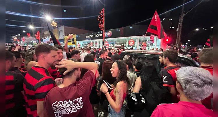 Flamenguistas lotam avenida para celebrar tetra da Libertadores