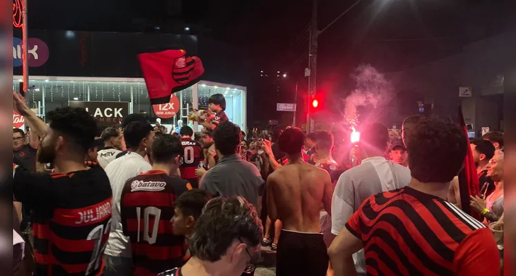 Flamenguistas lotam avenida para celebrar tetra da Libertadores