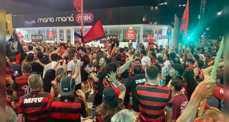 Flamenguistas lotam a 'Vicente Machado' para celebrar tetra da Libertadores