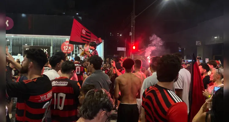 Flamenguistas lotam avenida para celebrar tetra da Libertadores
