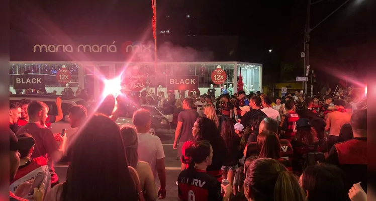 Flamenguistas lotam avenida para celebrar tetra da Libertadores