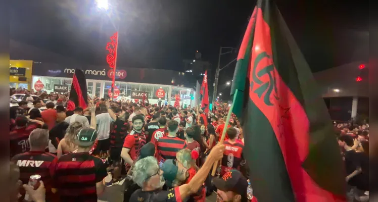 Flamenguistas lotam avenida para celebrar tetra da Libertadores