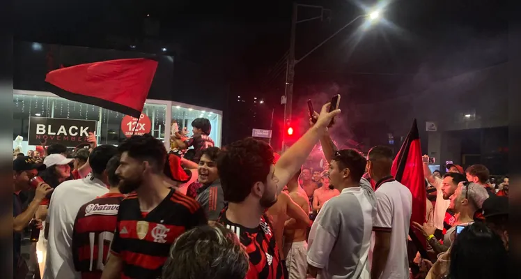 Flamenguistas lotam avenida para celebrar tetra da Libertadores