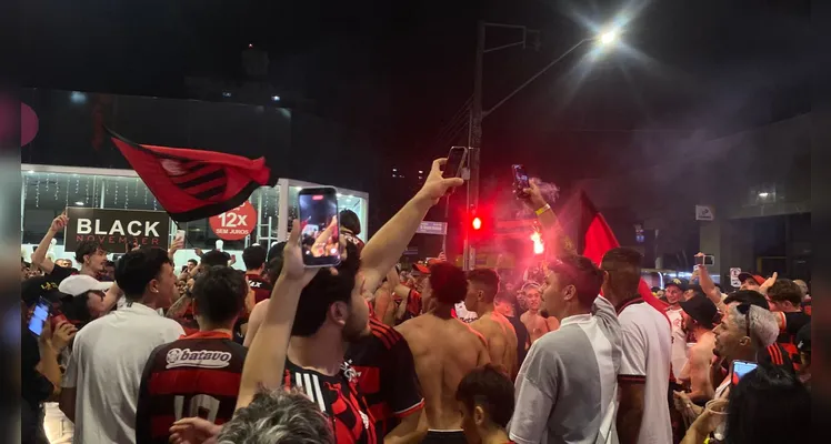 Flamenguistas lotam avenida para celebrar tetra da Libertadores