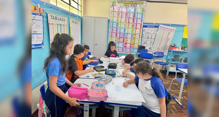 A classe realizou uma série de estudos e ações, entre elas a confecção de cartazes e a preparação de biscoitos.