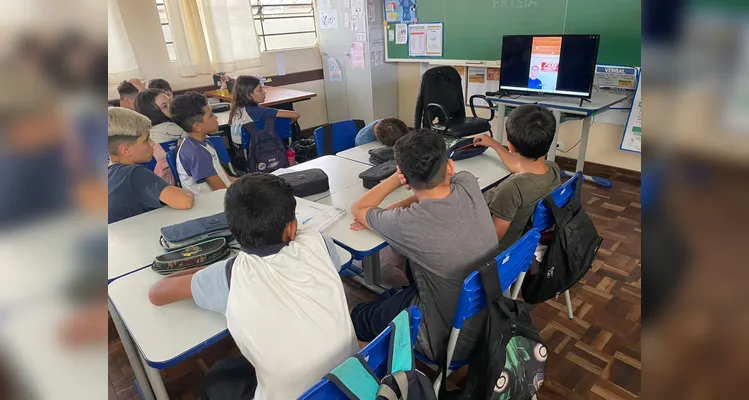 A classe realizou uma série de estudos e ações, entre elas a confecção de cartazes e a preparação de biscoitos.