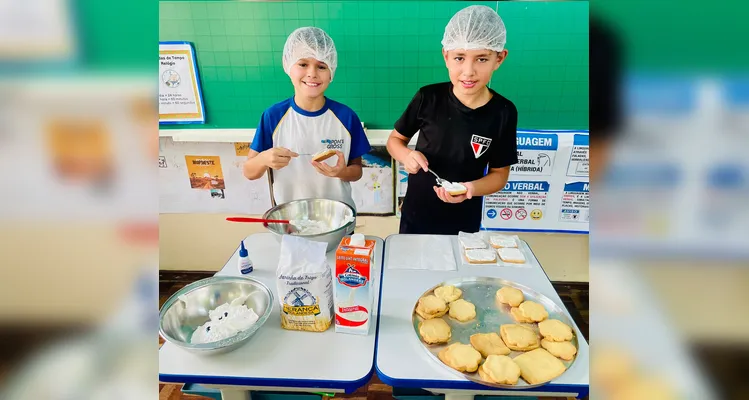 A classe realizou uma série de estudos e ações, entre elas a confecção de cartazes e a preparação de biscoitos.
