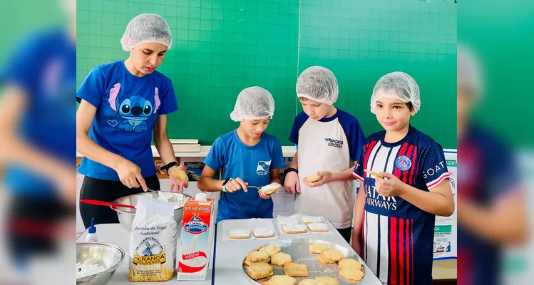 A classe realizou uma série de estudos e ações, entre elas a confecção de cartazes e a preparação de biscoitos.